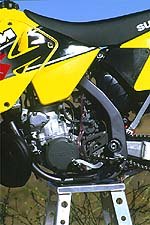 Rear frame sections reminds us of Kawasaki perimeter frame. 