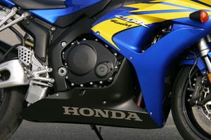 The huge grey engine covers are magnesium, does that mean Honda is showing off with the reduced fairing coverage? 