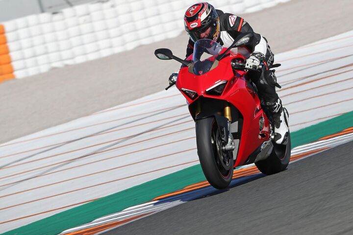 012418 2018 ducati PANIGALE V4 action