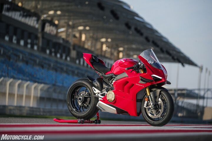 DUCATI PANIGALE V4 STANDARD_01 2 582x388