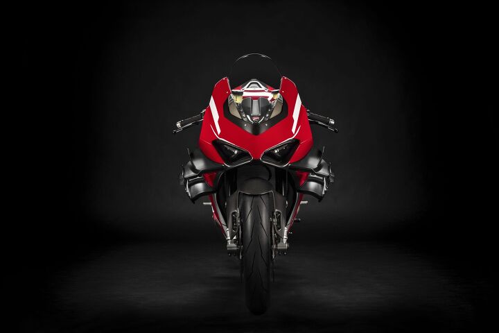020620 04 2020 Ducati Superleggera V4_UC145952_High